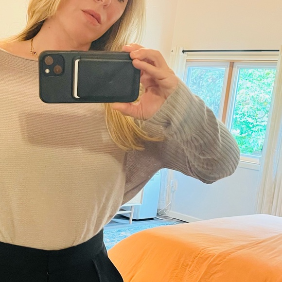 Subtle Luxury 100 % cashmere women’s long sleeve sweater color biscuit. - Picture 7 of 9